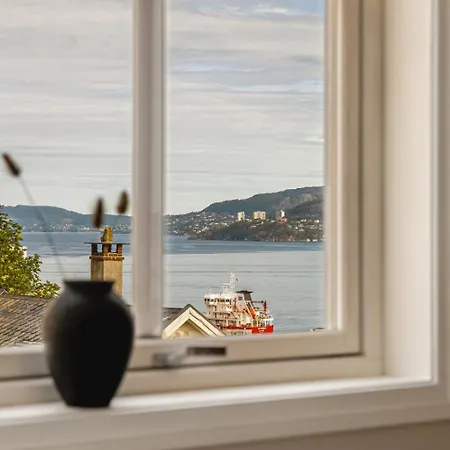 With Sea View, Balcony And Parking Μπέργκεν